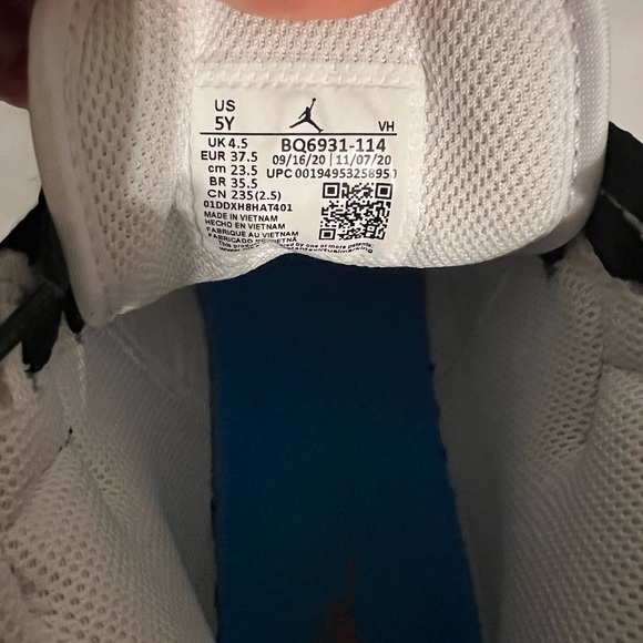 BLACK/GYM RED-PARTICLE GREY AIR JORDAN 1 MID (GS) - Picture 8 of 11